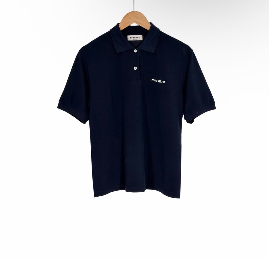 [S] 미우미우 24ss 자수 로고 코튼 폴로 피케 반팔 티셔츠 네이비 상품이미지1