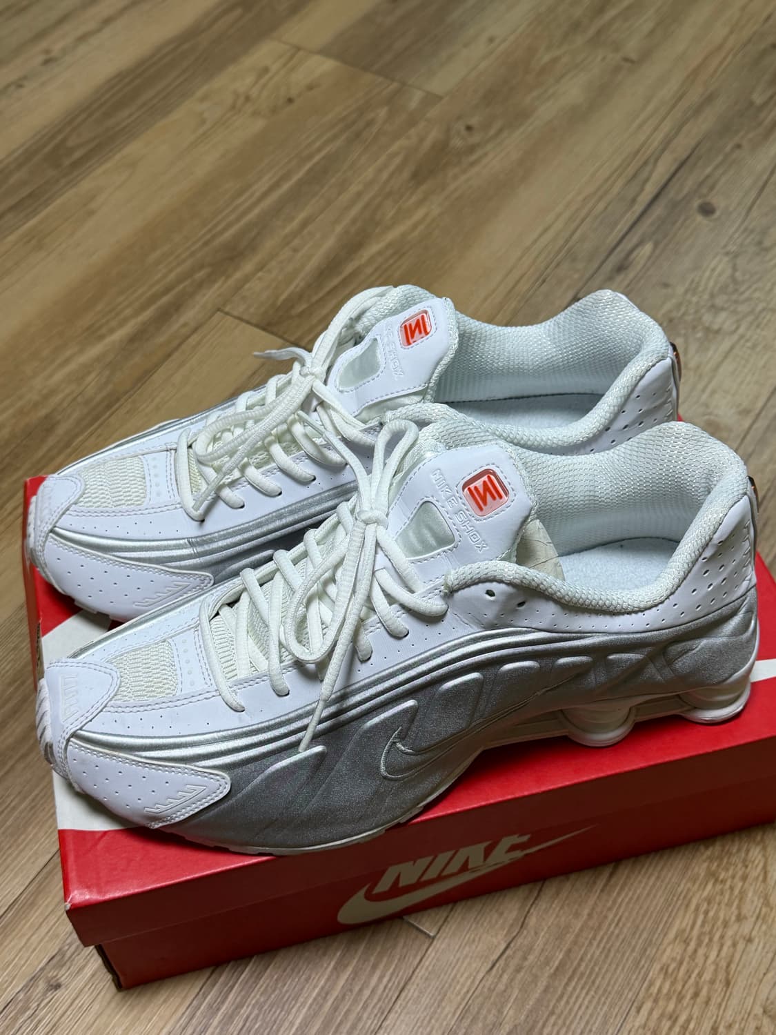 나이키 샥스 R4 화이트 메탈릭 실버 290 상품이미지2