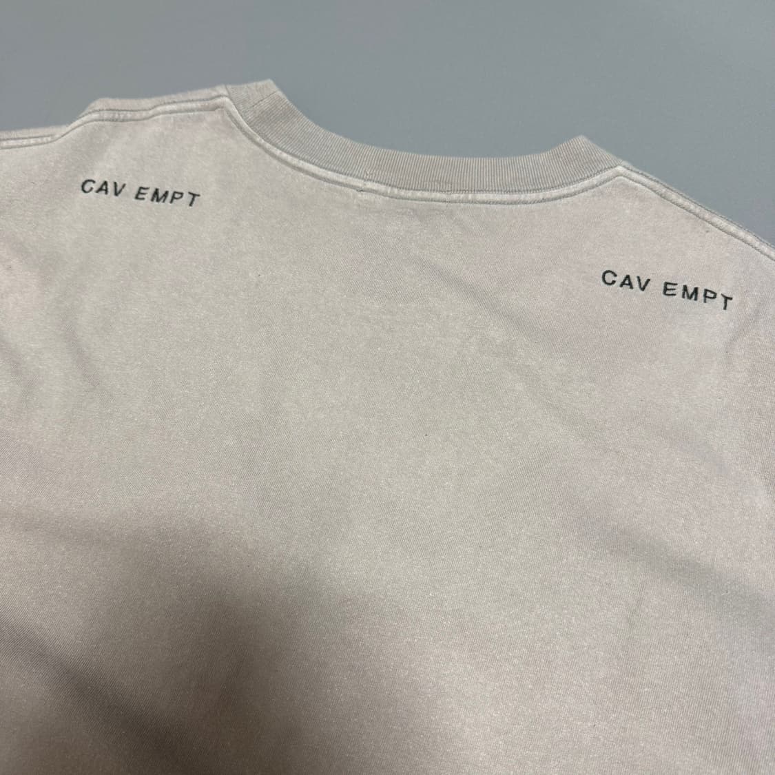 카브엠트(CAV EMPT) 22ss 라이트그레이 양면 자수 크루넥 반팔 상품이미지6