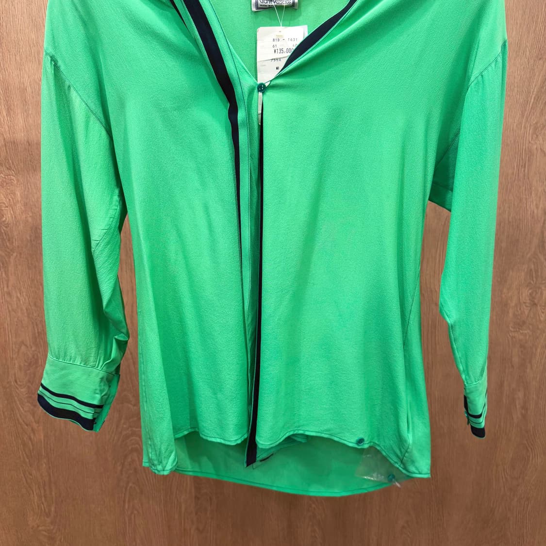 베르사체 브이넥 7부 실크 블라우스 넥라인 소매 배색 트리밍 디테일 그린 상품이미지5