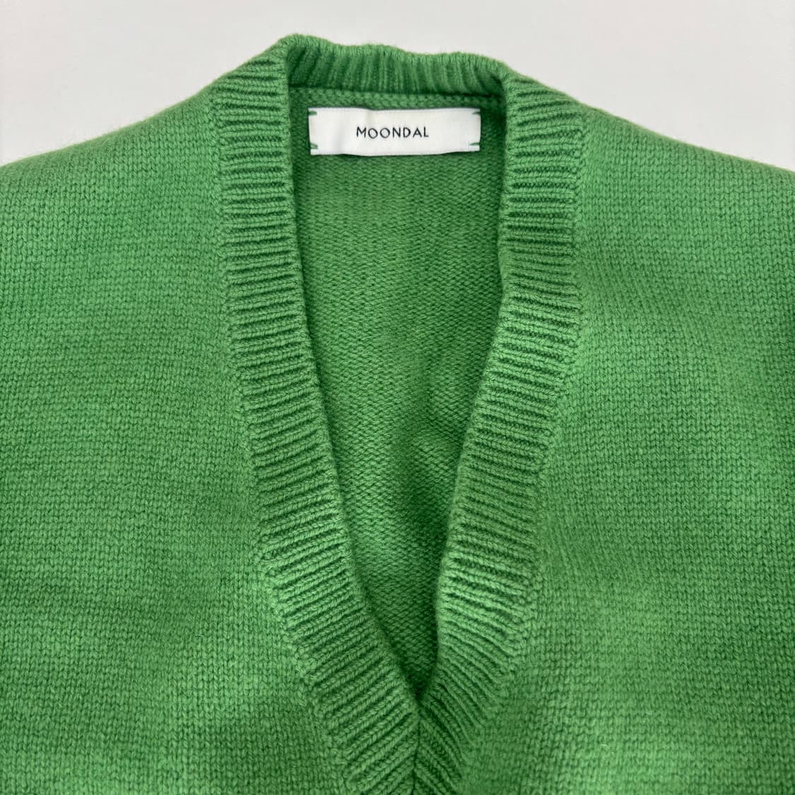 브이넥 니트 Deep V-neck Knit in Green (실착1회) 상품이미지2