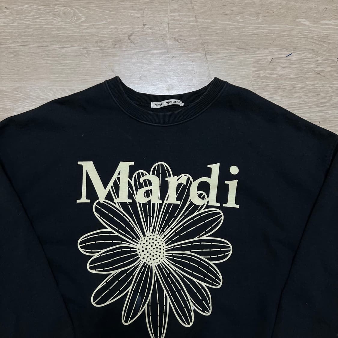 마르디 메크르디 여성 플라워 빅로고 프린팅 맨투맨 [블랙] Free 상품이미지2