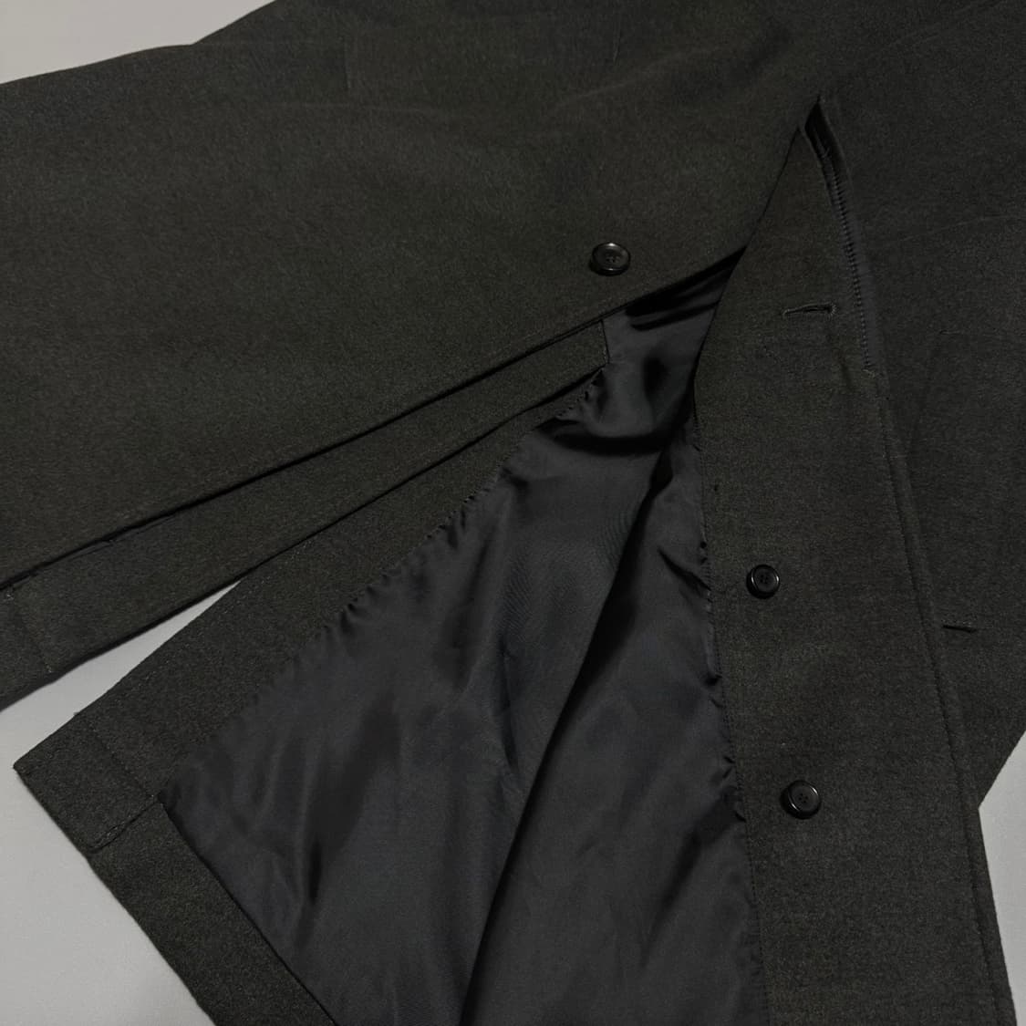 어반리서치 차콜컬러 폴리에스터 나일론 혼방 써머라이트 레글런 코트 상품이미지4