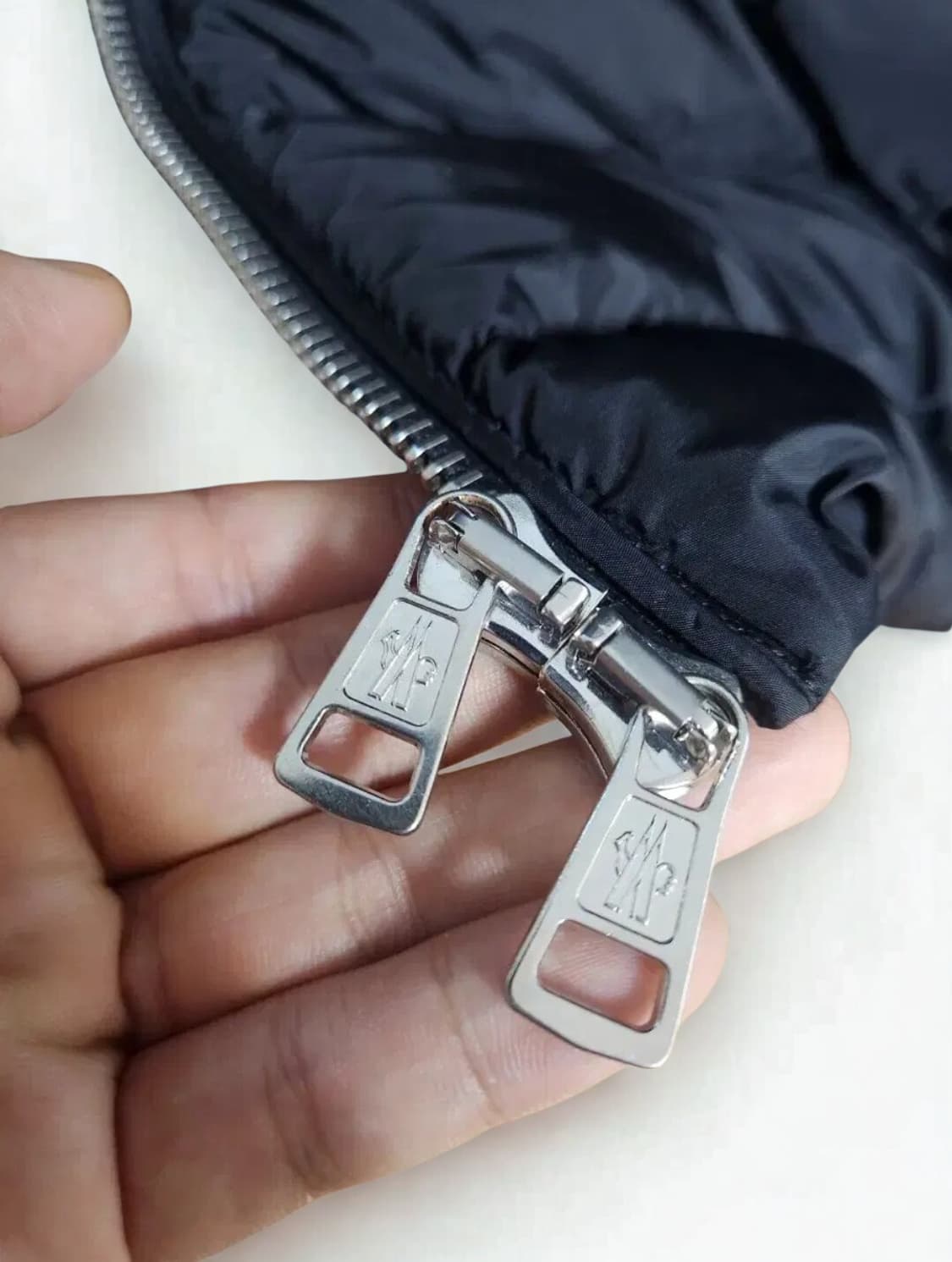 몽클레어 아미오트 패딩 5사이즈 / 실착 거의 없음 / 새 제품급 컨디션 상품이미지6