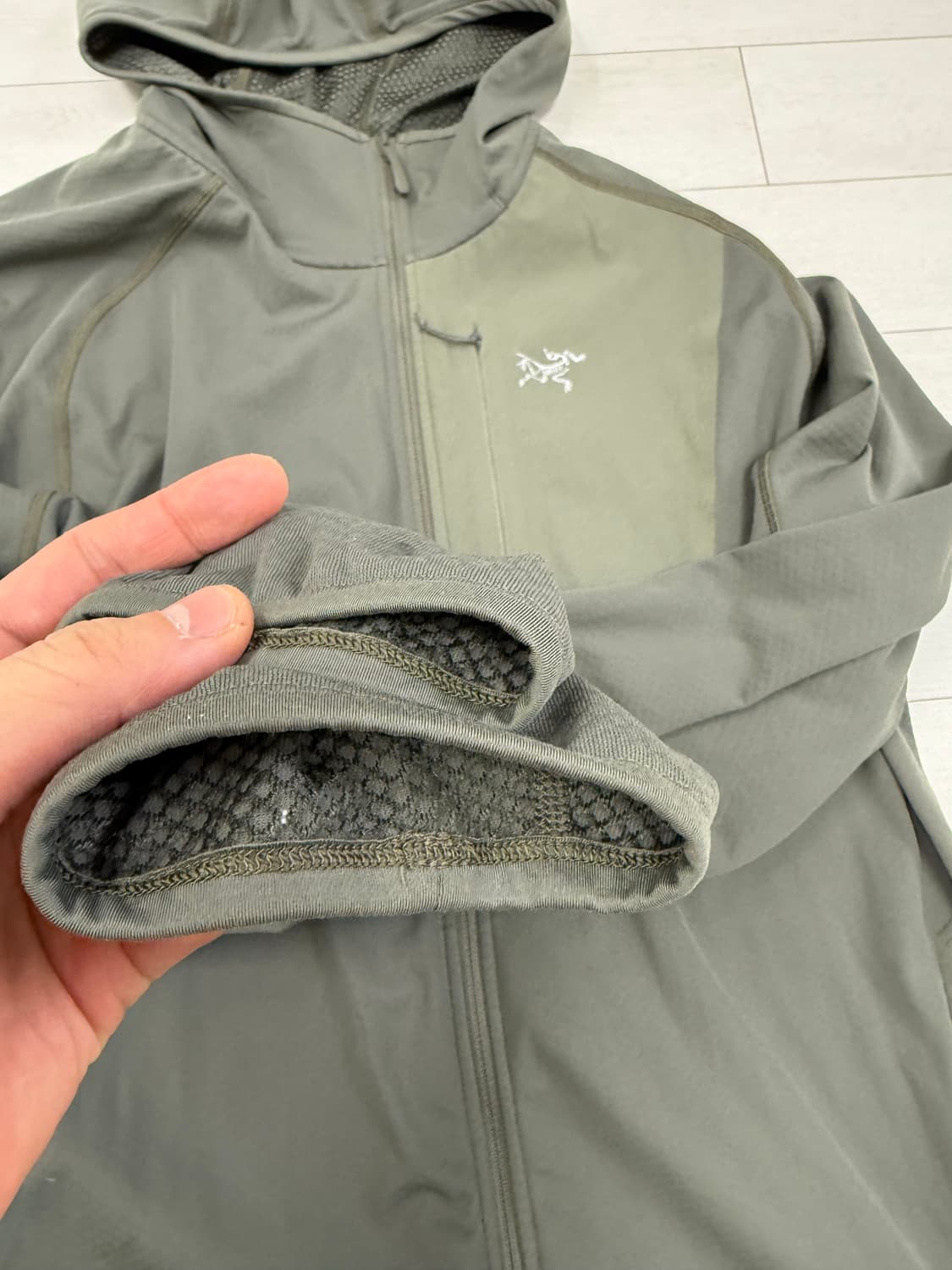 아크테릭스 델타 후디 XL 사이즈  상태 하자없이 뜯김없이 상태 좋습니다 상품이미지2