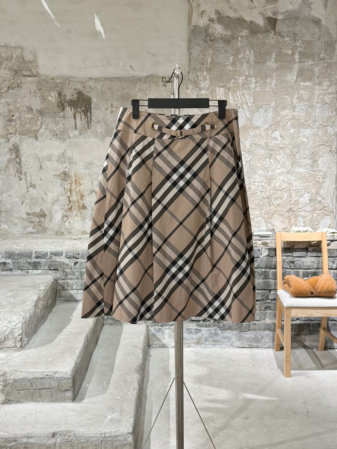 버버리 베이지 노바체크 플레어 미디 스커트 상품이미지1