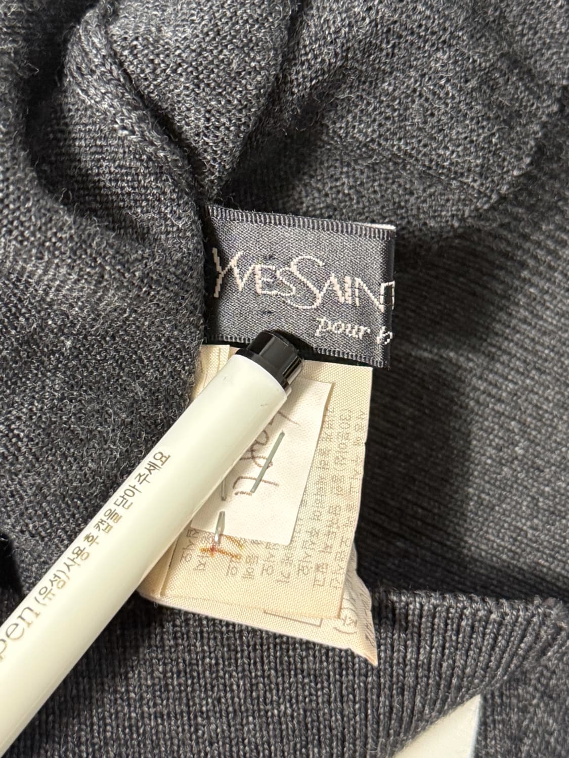 입생로랑 90’s 딥그레이 미니멀 로고 폴라 코튼 니트 상품이미지6