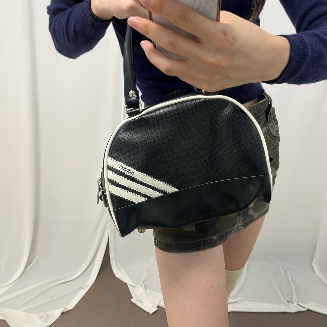Adidas black enamel shoulder bag 상품이미지3