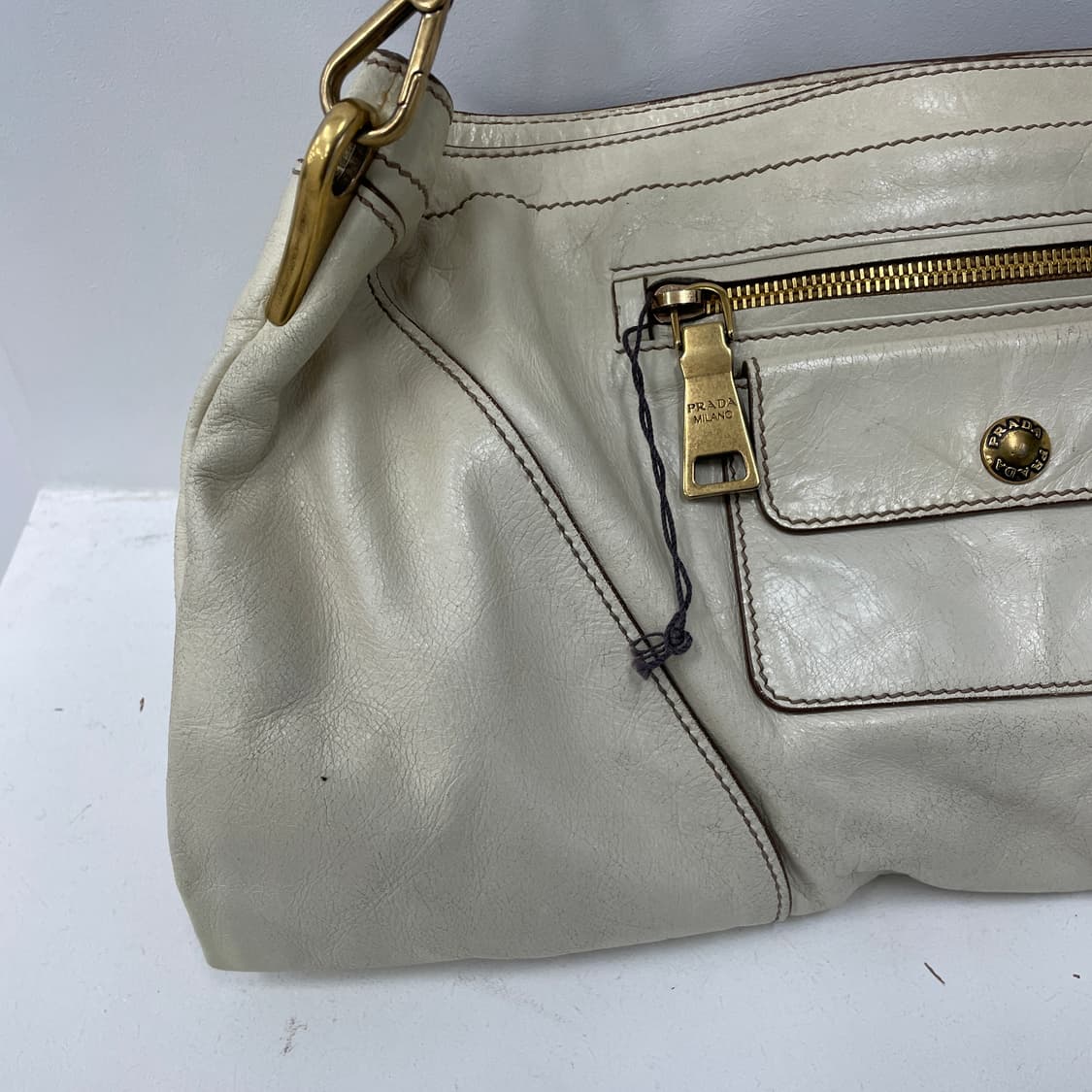 프라다 아이보리 비텔로 레더 시즌 이스트웨스트 체인 숄더백 가방 상품이미지5
