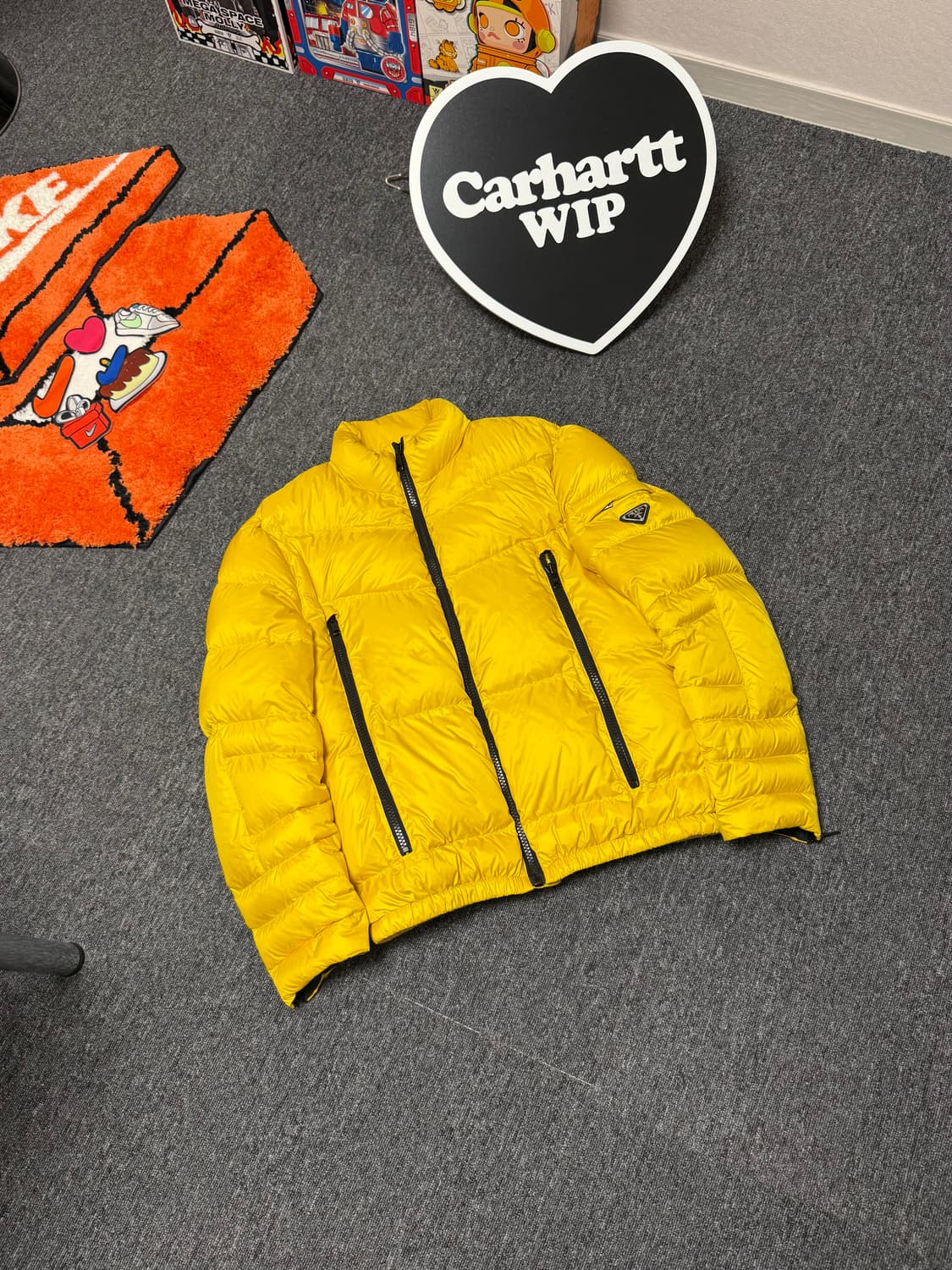 [48] 프라다 20FW 삼각 로고 구스 다운 패딩 옐로우 상품이미지1