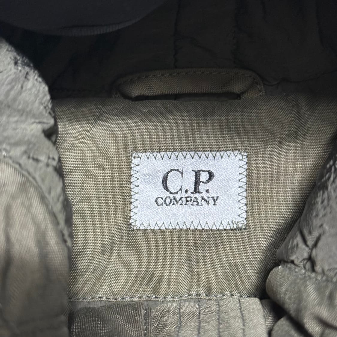 90 C.P.컴퍼니 3D 스퀘어 로고패치 탈론 후드 롱 퍼퍼 자켓 상품이미지5