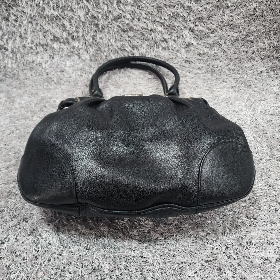 페라가모 은장 간치니로고 숄더백 상품이미지5