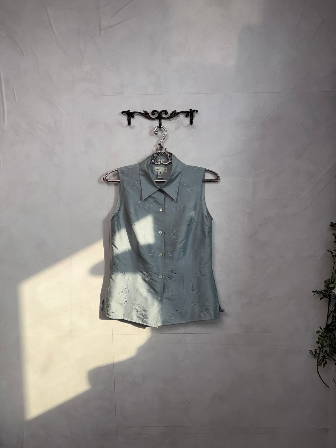 Mute blue oriental embroid silk vest 상품이미지2