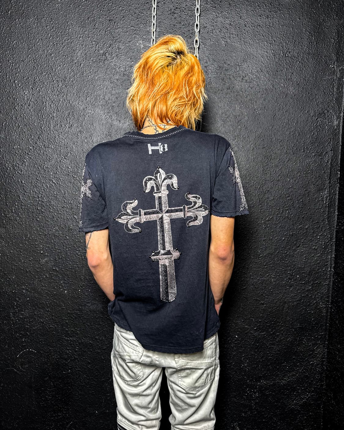 HARD-8 – Cross Graphic V-Neck T-Shirt 상품이미지4