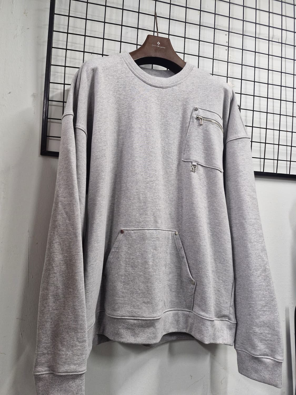 110XXL 트리밍버드 멀티포켓 오버핏 맨투맨 (회색) 상품이미지2