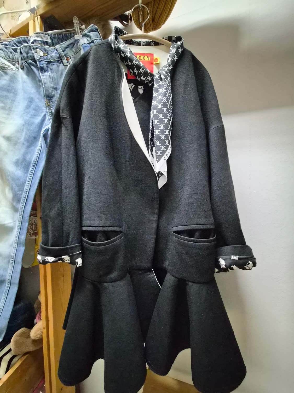 럭키슈에트 펨플럼 프릴코트 상품이미지1