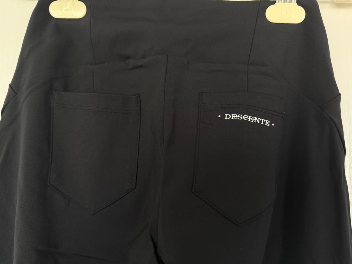 데상트 블랙 부츠컷 레깅스 상품이미지3