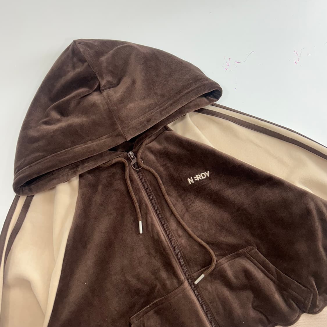 Nerdy 널디 브라운 아이보리 배색 2-way 벨벳 크롭 후드집업 상품이미지5