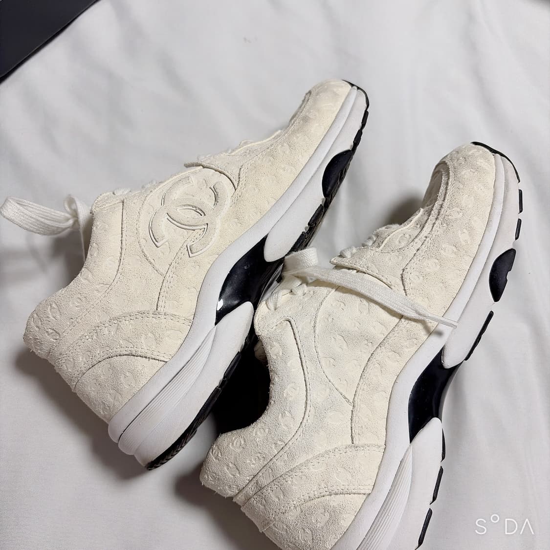 CHANEL 샤넬 CC로고 플레이 올오버 스웨이드 스니커즈 38.5 상품이미지5