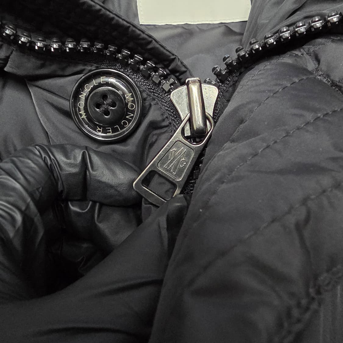 {클로젯}[3][여분단추,삼각택 구성]몽클레어 클루니 롱 다운 패딩 자켓 상품이미지7