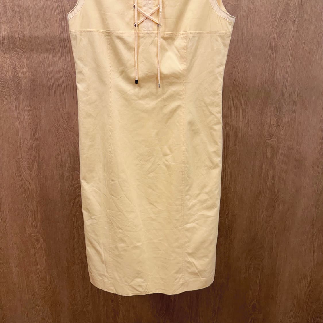 꾸레쥬 라운드넥 슬리브리스 미디 원피스 레이스업 스트랩 디테일 옐로우 상품이미지4