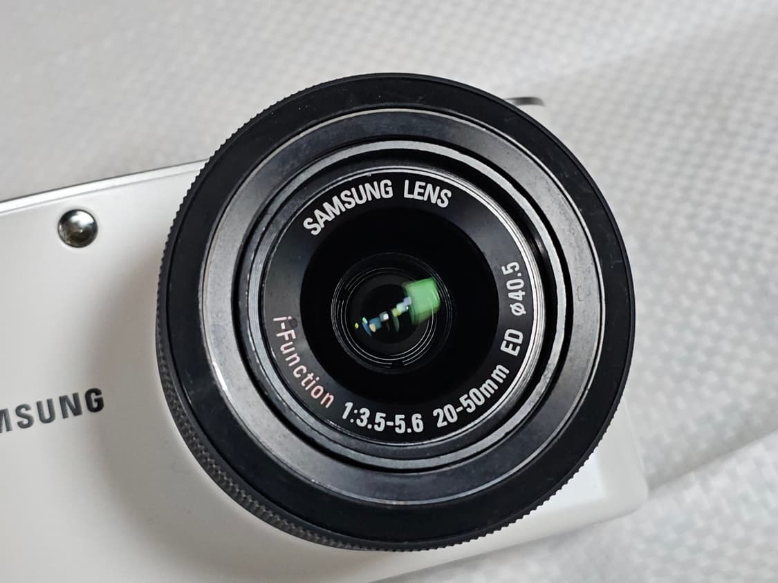 삼성 NX100 미러리스 카메라와 20-50mm 번들 렌즈 상품이미지9