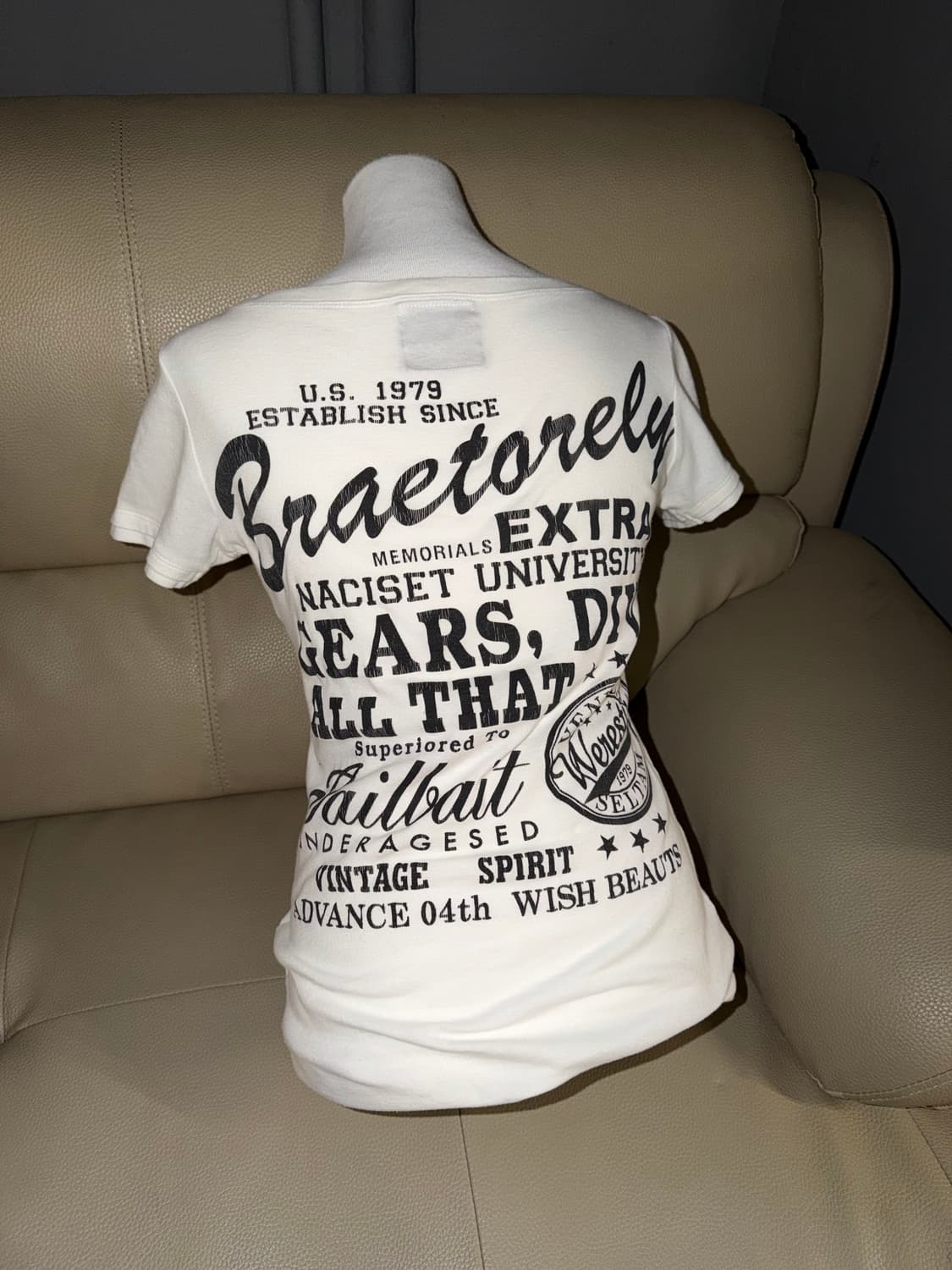 lettering detail u-neck t-shirt 상품이미지1