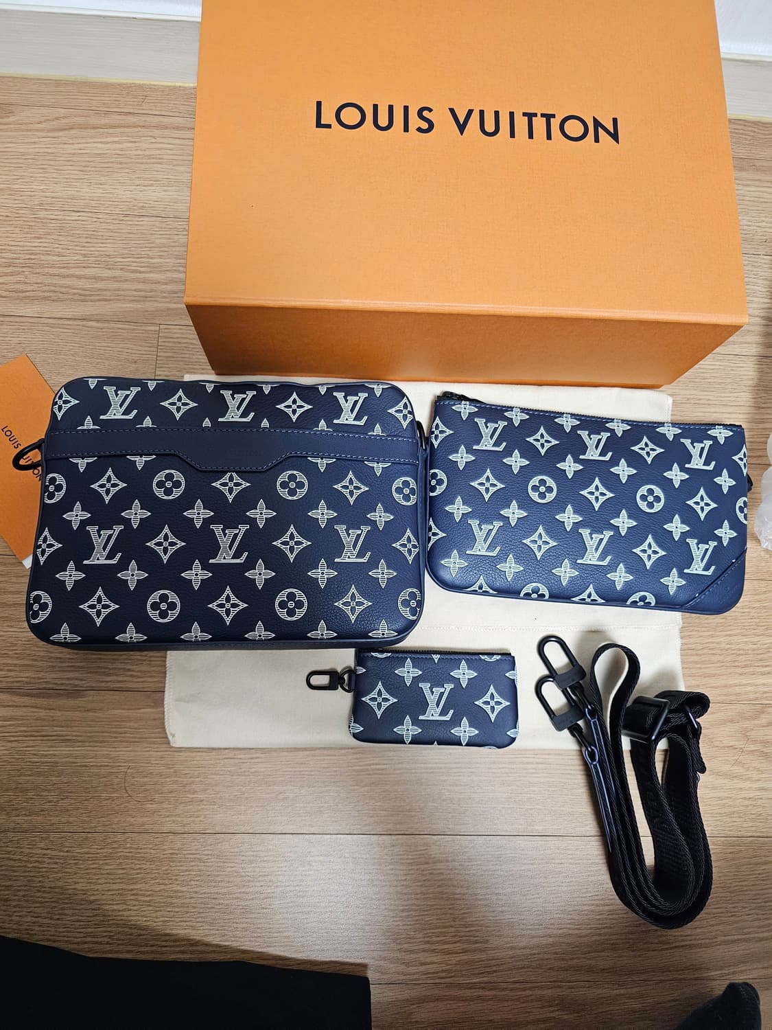 루이비통 올레더 트리오 메신저 크로스백 다크네이비 (새상품) 상품이미지4