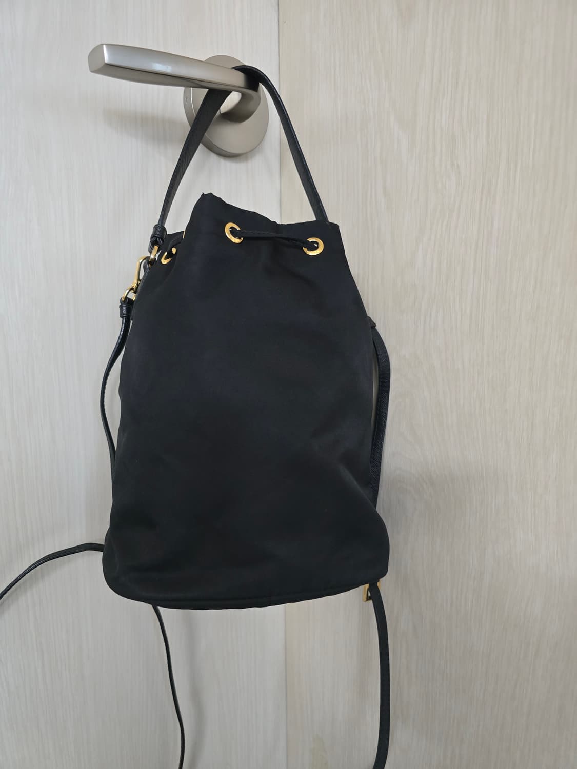 프라다 리나일론 버킷백 블랙 금장 상품이미지5