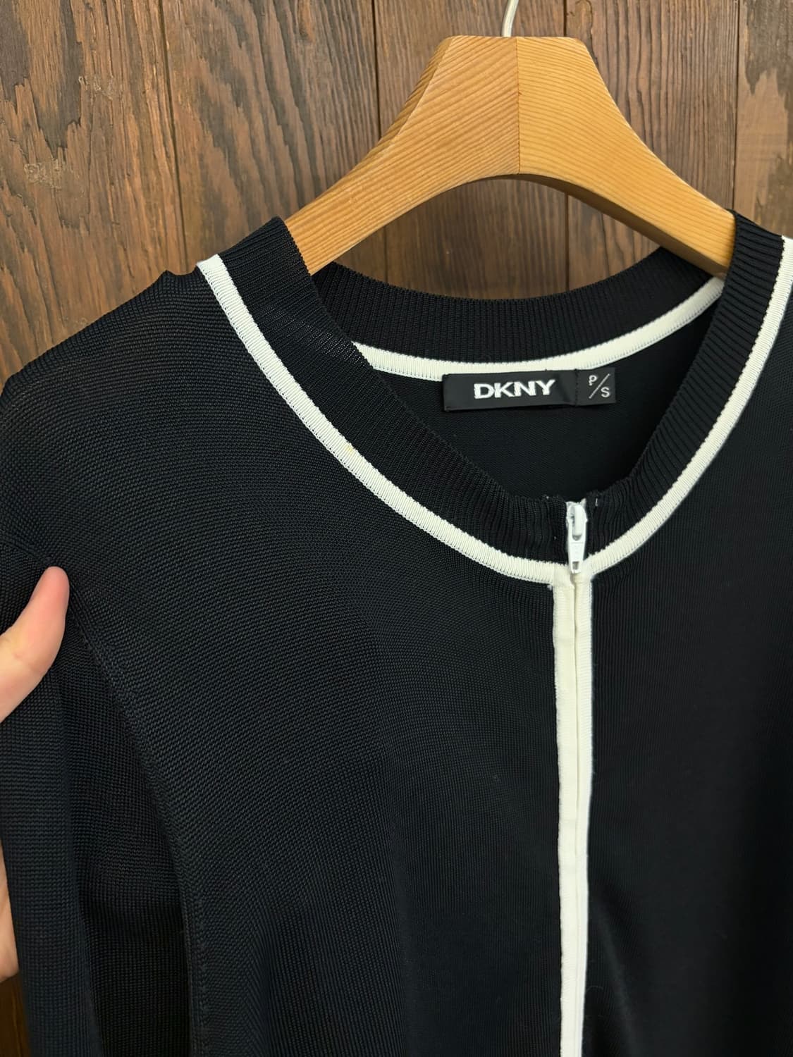 디케이엔와이 정품 블랙 니트집업 상품이미지4