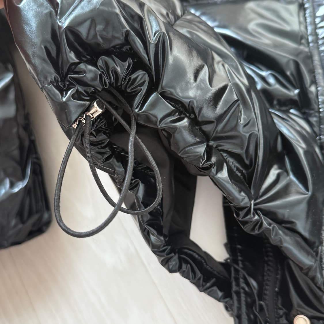 시티브리즈 에센셜 크롭패딩 점퍼 글로시 블랙 새상품 유광패딩 상품이미지4