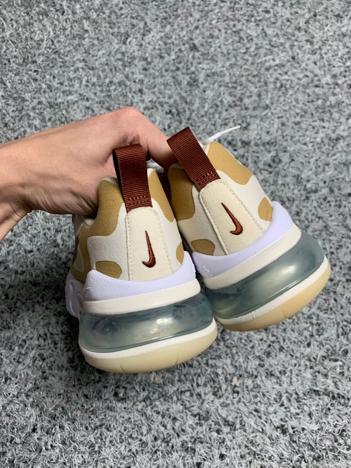 235새상품)나이키 에어맥스 270 리액트 팀골드 시나몬 상품이미지3