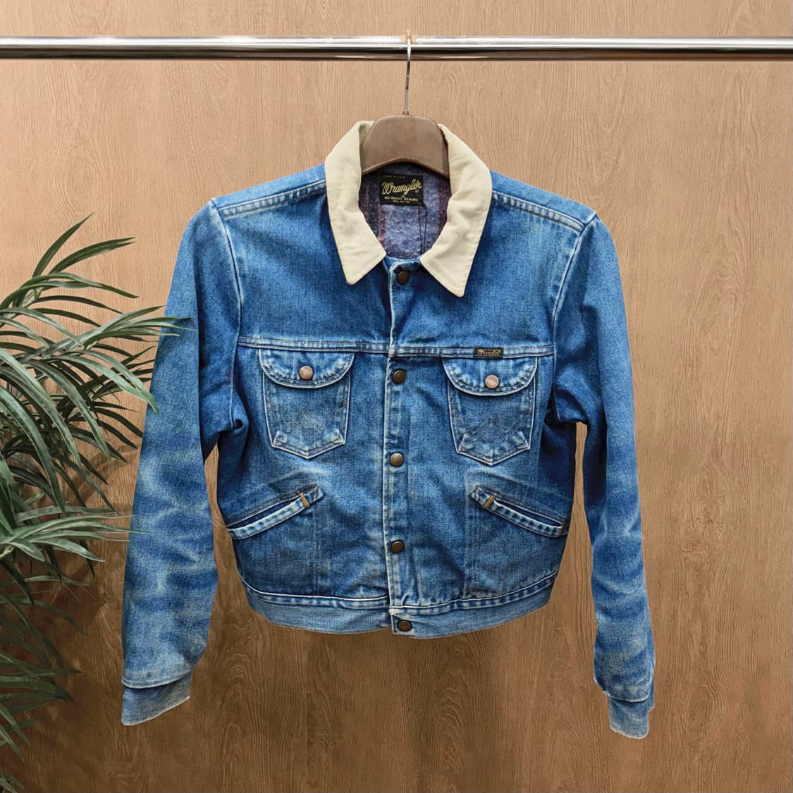 랭글러 데님 자켓 베이지 카라 배색 로고 탭 디테일 레귤러핏 블루 상품이미지1