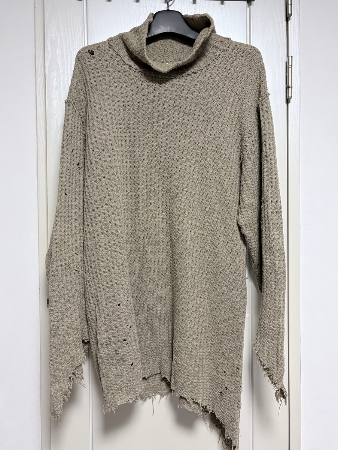 미하라야스히로 디스트레스드 터틀넥 롱니트 상품이미지1