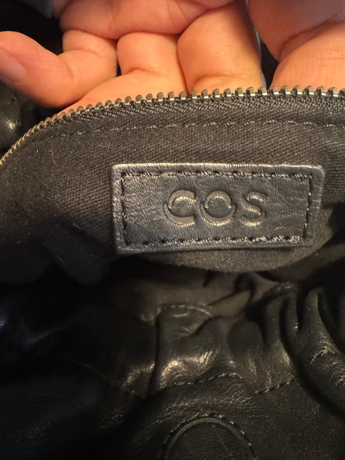 코스 cos 블랙 소가죽 숄더백 상품이미지6