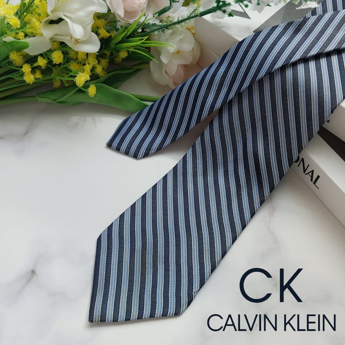 켈빈클라인 네이비 스트라이프 넥타이 8cm 슬림 B등급 K881
 상품이미지1