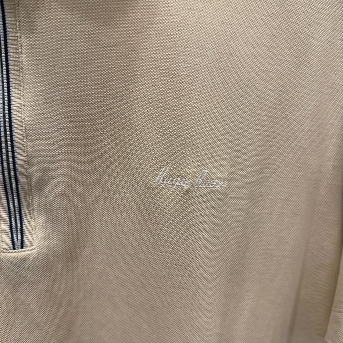 휴고 보스 반팔 카라 티셔츠 하프 집업 로고 자수 디테일 레귤러핏 베이지 상품이미지6