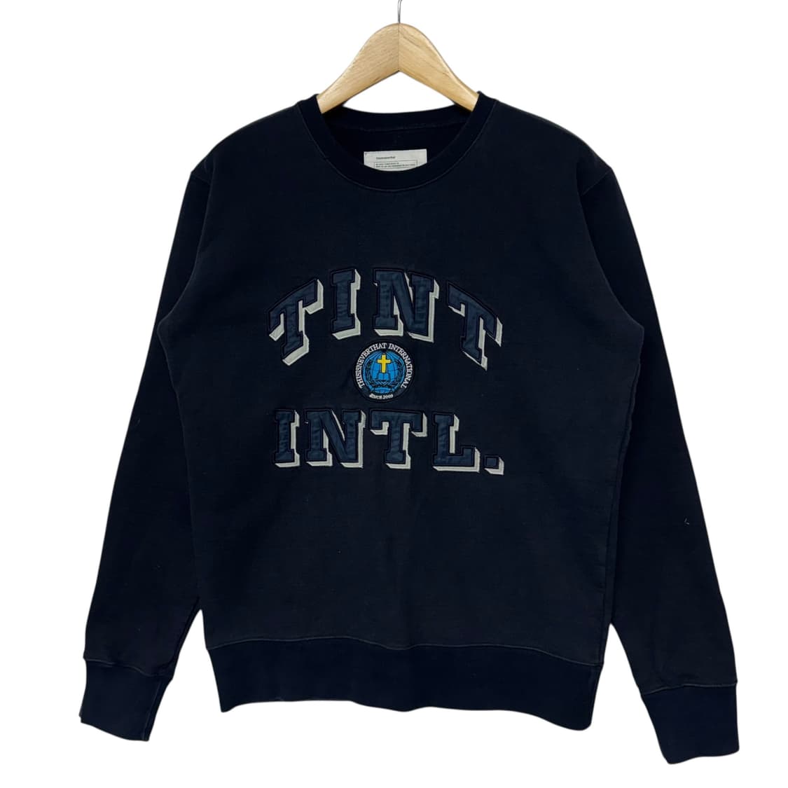 디스이즈네버댓 TINT INTL 로고 맨투맨 상품이미지1