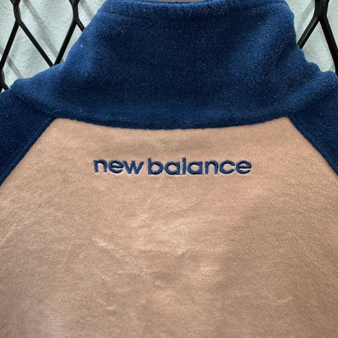 뉴발란스 벨벳 트랙 자켓 전면 로고 포인트 그레이 네이비 상품이미지6