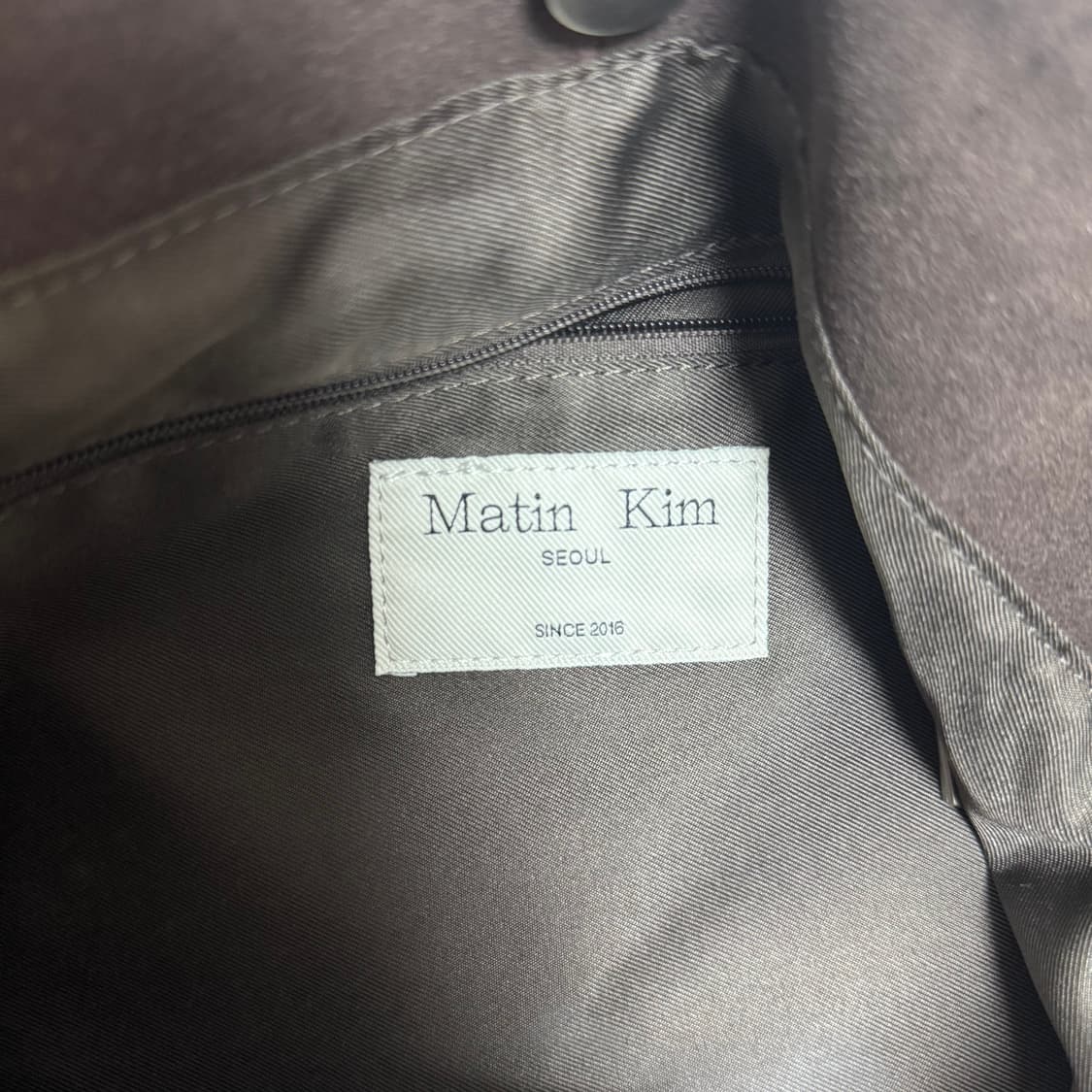 마뗑킴 투 웨이 스트랩 스웨이드 레더 백 — 브라운 상품이미지7