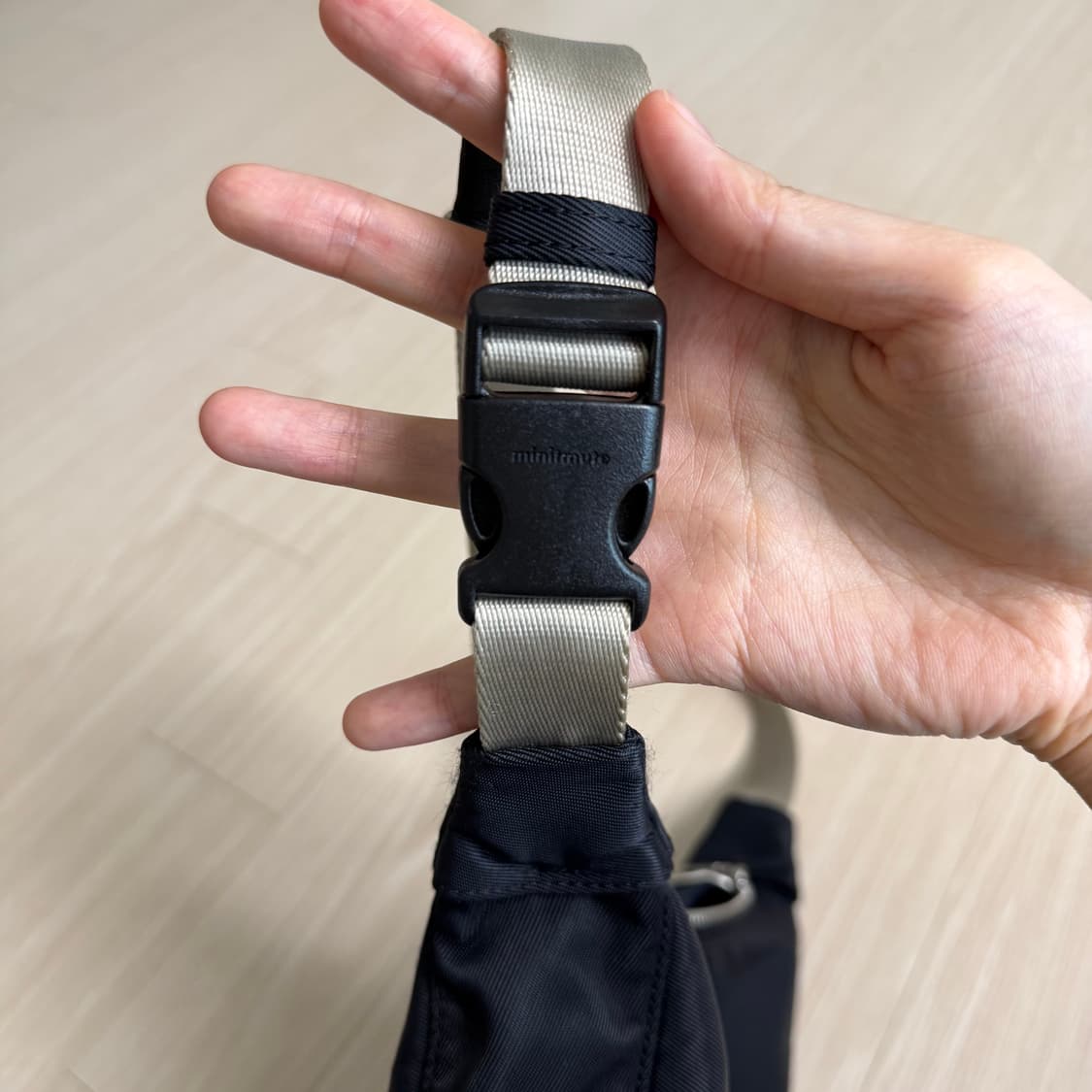 미닛뮤트 minitmute 클로 웨이스트 블랙/실버 크로스백 상품이미지3