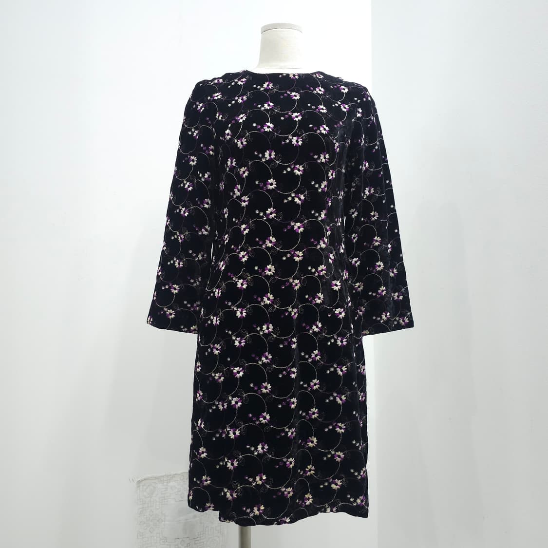 블랙 벨벳 퍼플 플라워 자수 원피스 상품이미지1