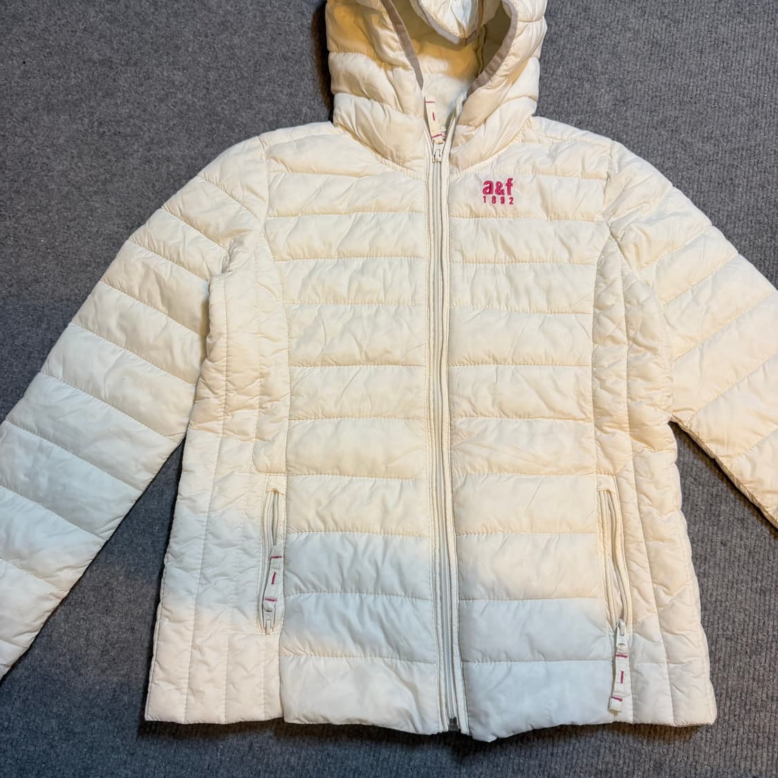 희귀매물🤍 아베크롬비 화이트 후드경량패딩 s 상품이미지2
