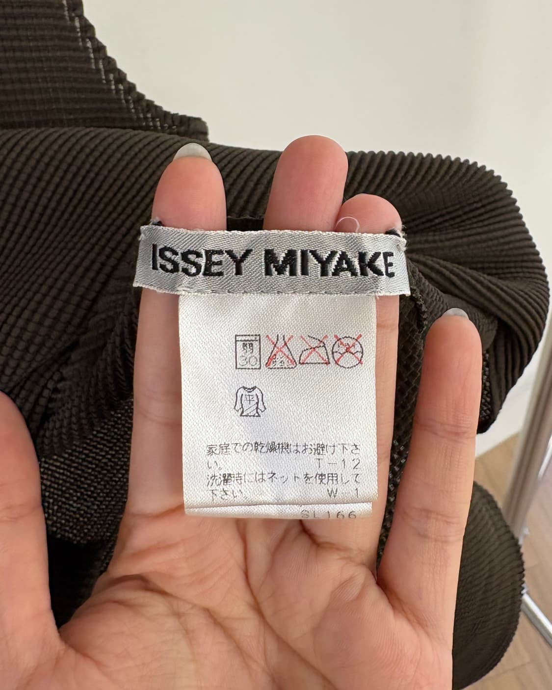 이세이 미야케 카키 라운드넥 슬리브리스 상품이미지7