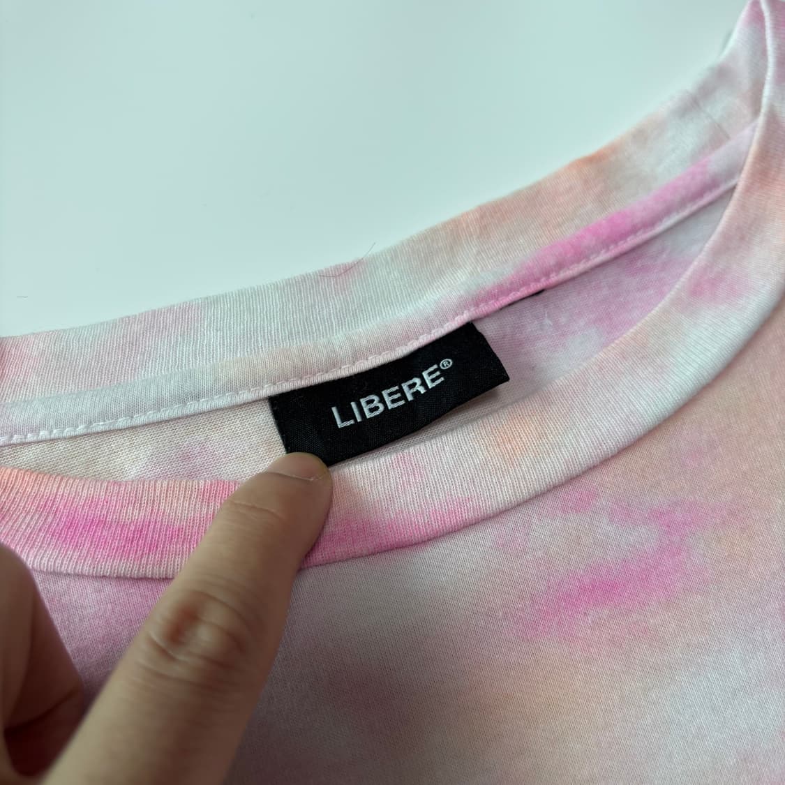 리베르(LIBERE) 핑크 타이다이 슬로건 그래픽 티셔츠 상품이미지4
