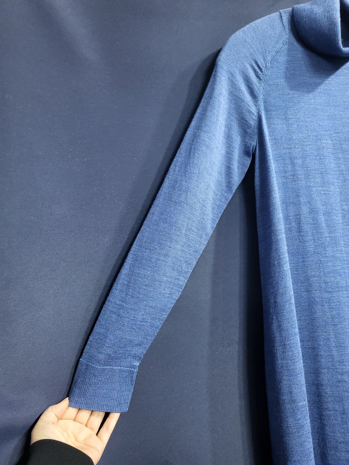 코스 울100 터틀넥 미디원피스 상품이미지3