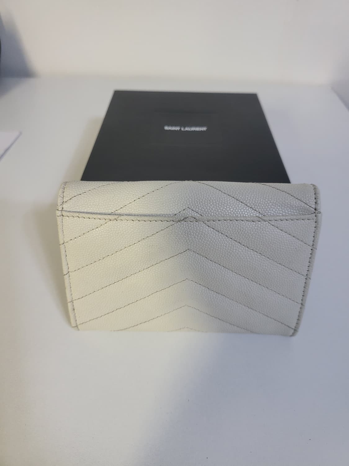 생로랑 모노그램 플랩 반지갑  상품이미지4