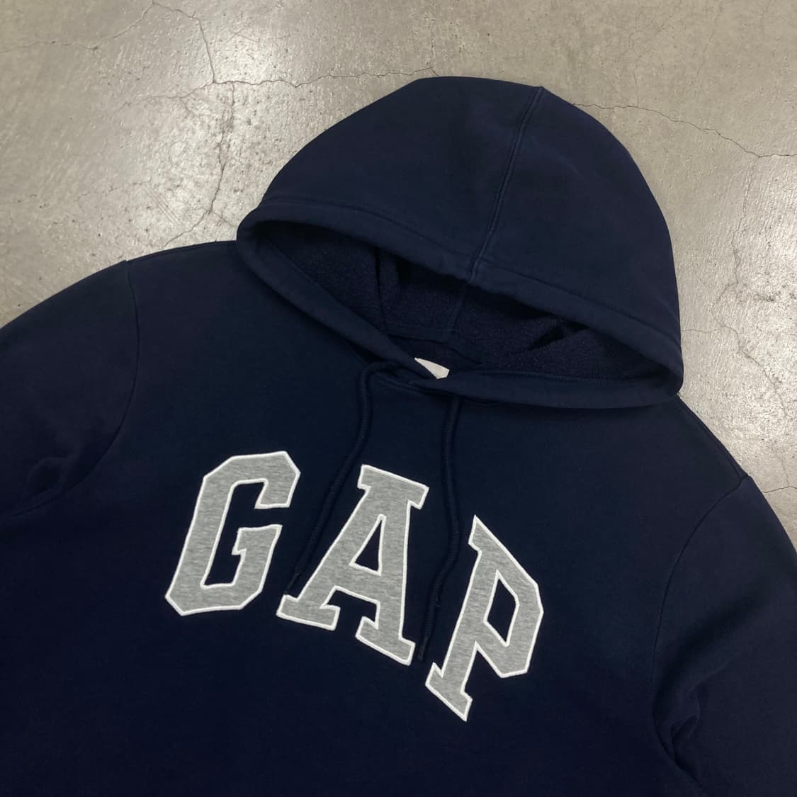 GAP 네이비 컬러 스펠아웃 빅로고 후드티 상품이미지2