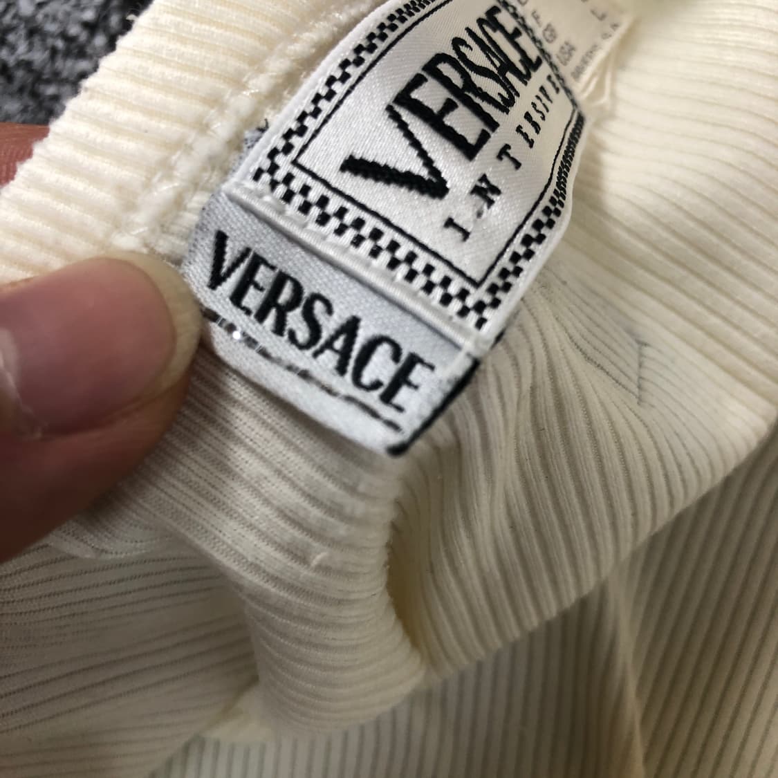 베르사체 정품 머슬핏 플리츠 반팔 화이트 상품이미지8