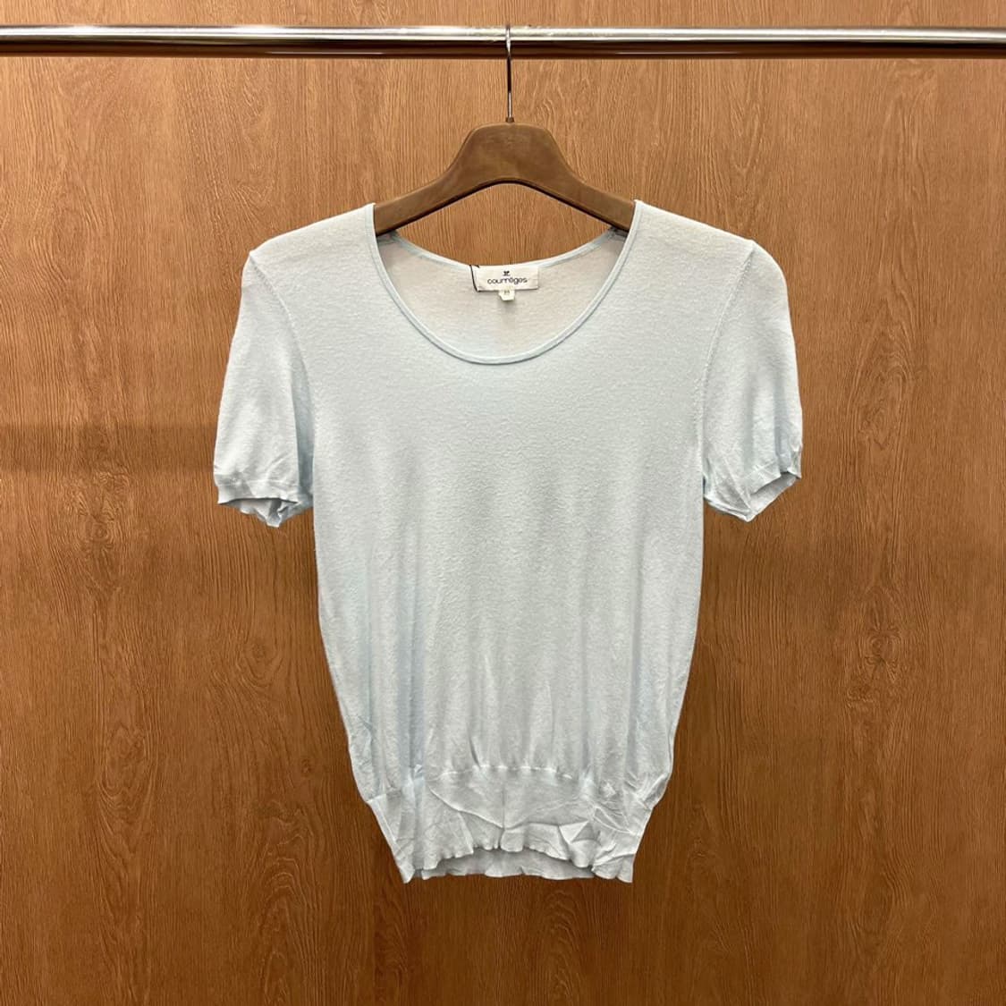 꾸레쥬 반팔 니트 라운드넥 리브드 커프스 헴 무지 디테일 라이트 블루 상품이미지2